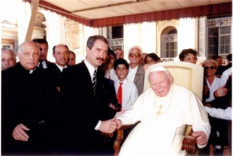 El intendente Alak visitó a Juan Pablo II y ahora denuncian desaparición de anillo papal