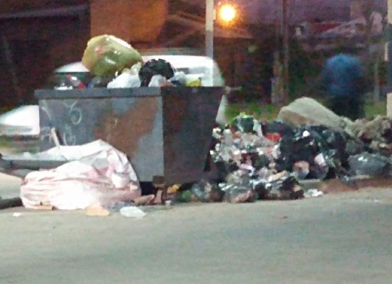 Vecinos de Los Hornos piden contenedores por la acumulación de basura