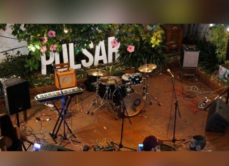 Pintura en vivo, feria editorial y vinilos, así se vive el aniversario de Casa Pulsar, corazón artístico de La Plata.