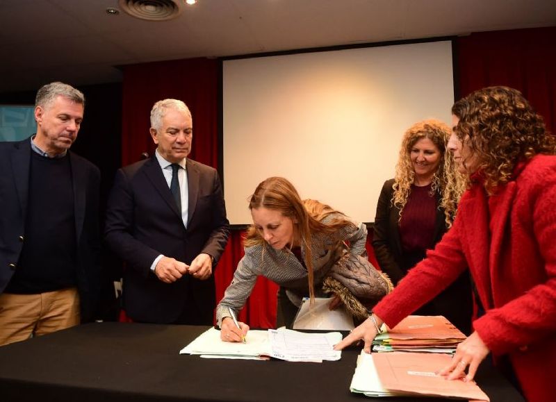 En un acto encabezado por Alak, empresas locales firmaron las escrituras del Parque Industrial II