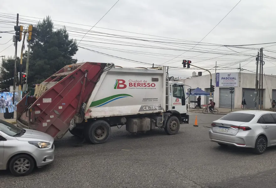 Tragedia vial en Berisso: un peatón de 76 años murió tras ser atropellado por un camión recolector de residuos municipal
