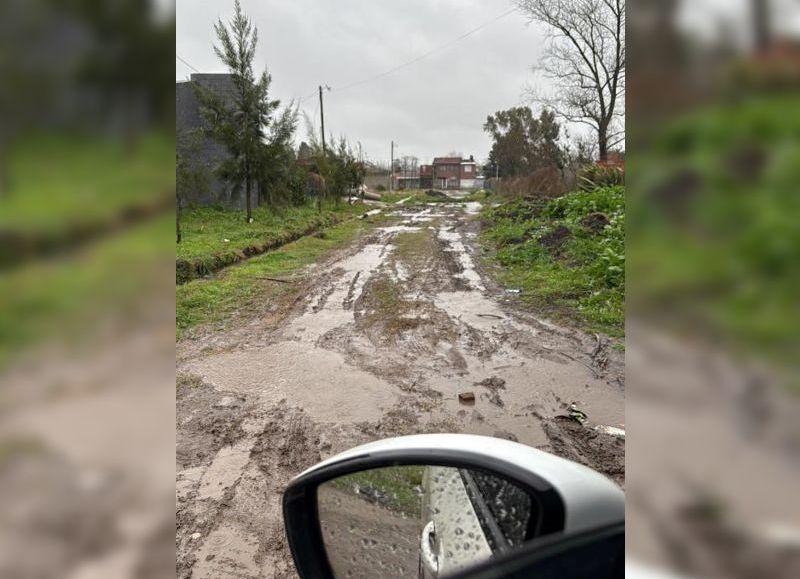 Necesitan que les arreglen la calle para entrar y salir de sus viviendas cuando llueve
