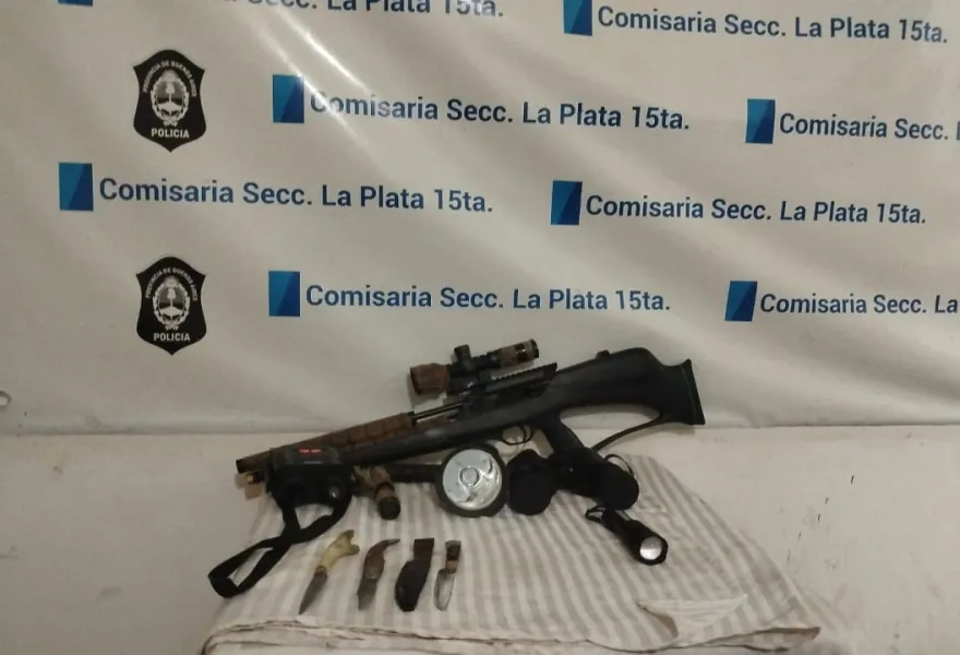 Dentro de la camioneta hallaron un rifle de aire comprimido con mira telescópica, binoculares con visión nocturna y varias cuchillas.