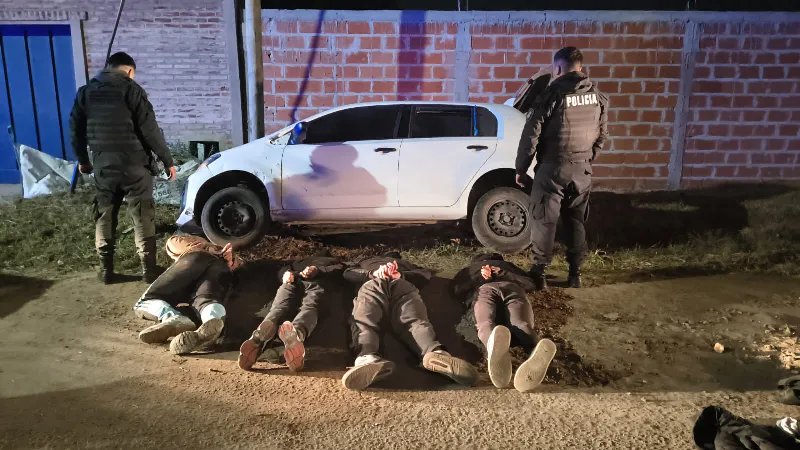 En el automóvil se hallaron armas de fuego, municiones, pasamontañas, guantes y herramientas de corte y fuerza.