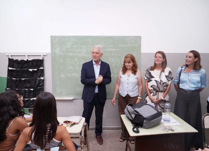 Alak recorrió las obras de la Escuela Nº 83 e inauguró una pavimentación clave para su acceso