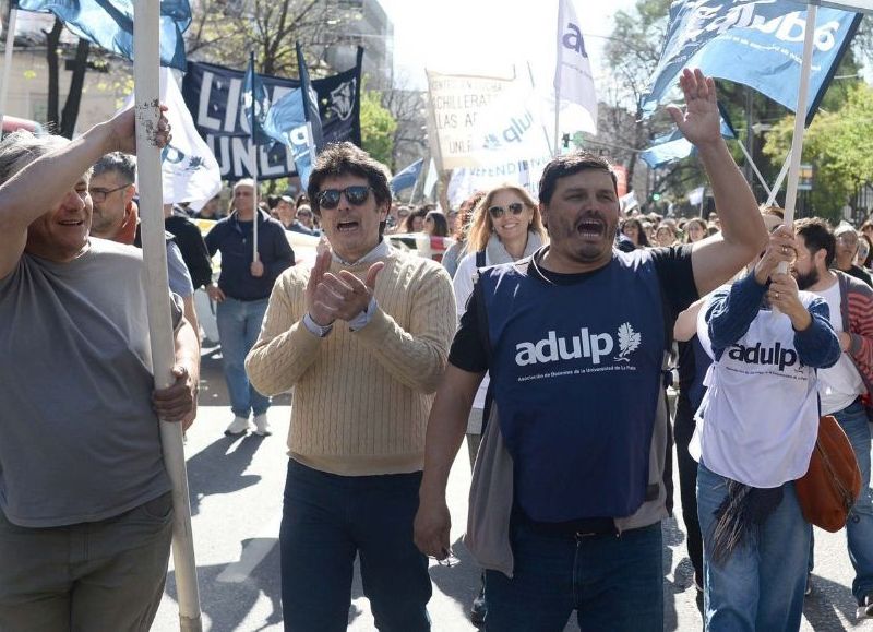 Previo al paro de 48 horas, el Frente Gremial Universitario convocó una conferencia de prensa