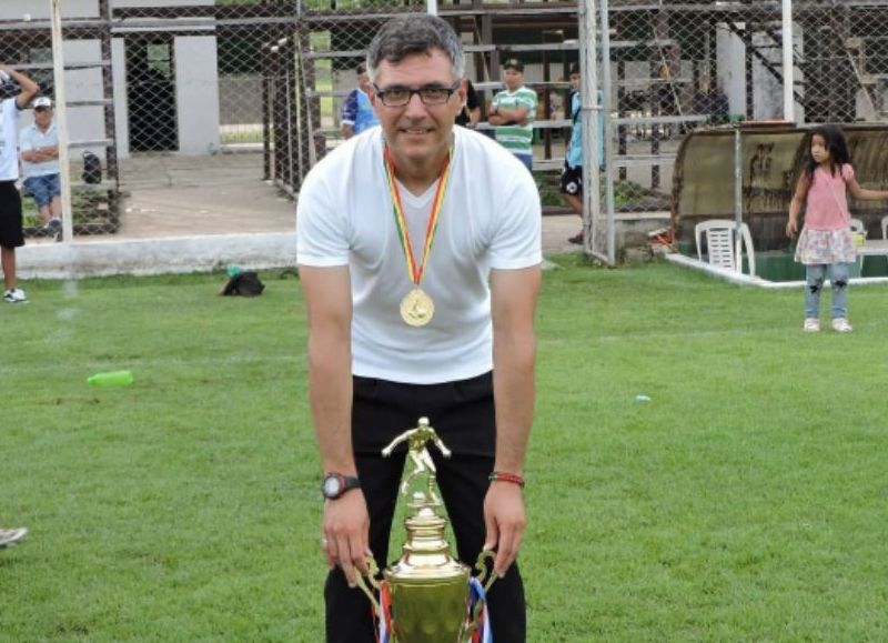 Es de La Plata, creó un método que apuesta a la cabeza para ganar partidos de fútbol y ya da que hablar