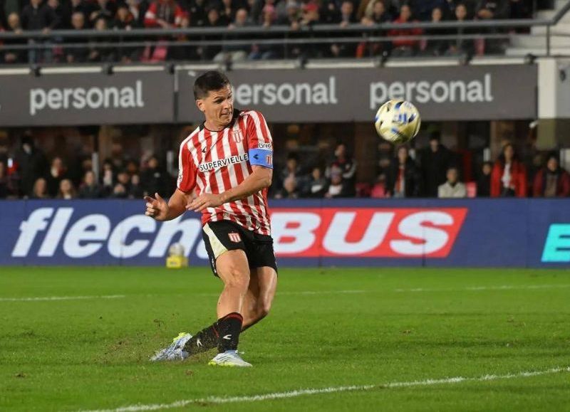 Los hinchas de Estudiantes le soltaron la mano a Guido Carrillo tras otro gol increíble errado