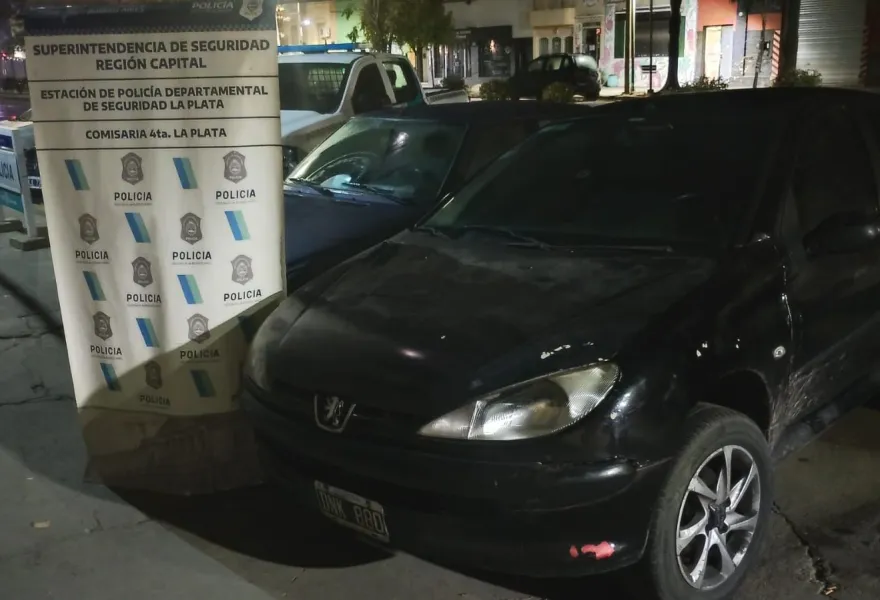 Durante la inspección del automóvil, los efectivos hallaron una rueda de camioneta cuyas características coincidían con la sustraída minutos antes.