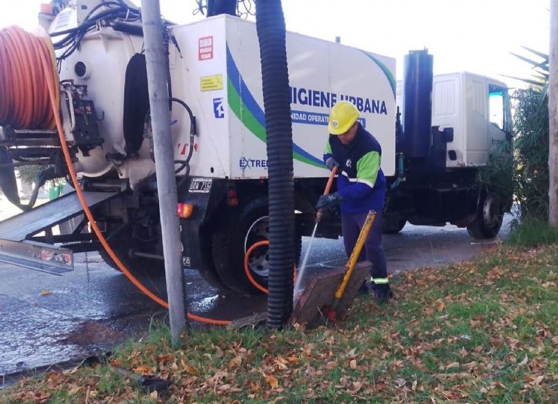 Operativo preventivo por tormentas: el municipio interviene desagües y sumideros para favorecer el drenaje del agua