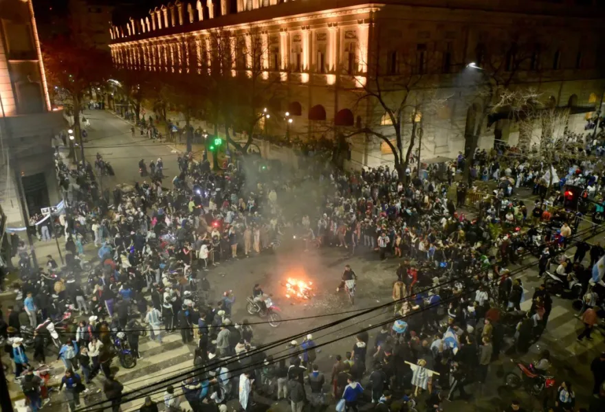 VIDEO | Quemaron motos en Plaza San Martín durante los festejos y aseguran que serían vehículos robados