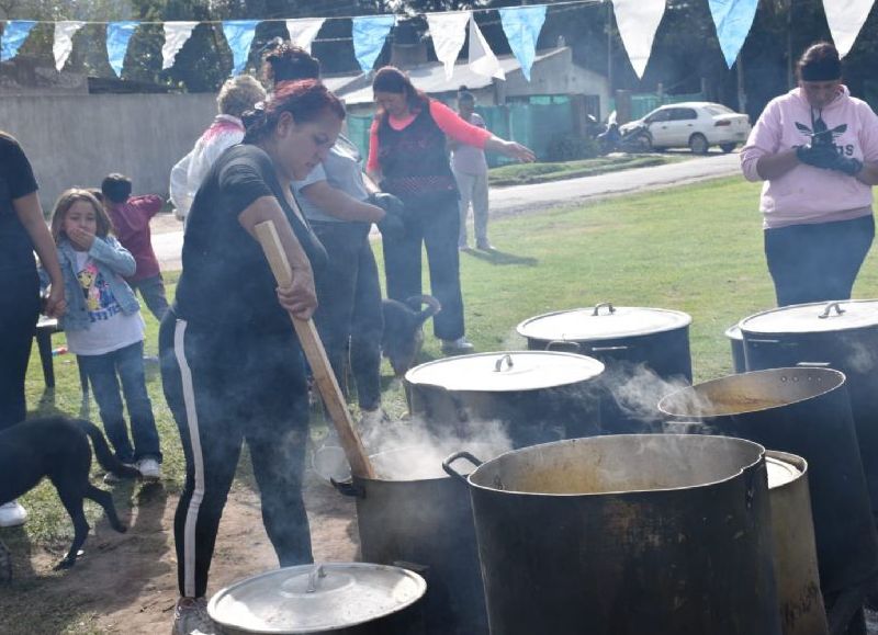 Locro para los vecinos en una plaza de Arturo Seguí por el Día del Trabajador