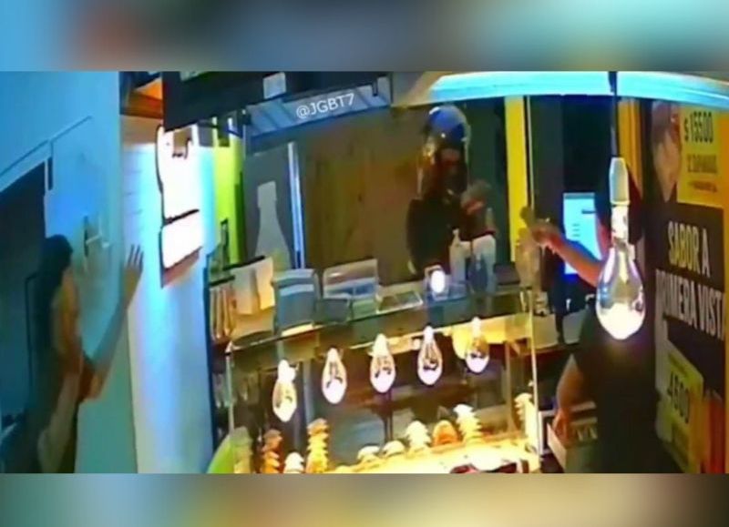 VIDEO | Dos motochorros robaron en un local de venta de empanadas en Gonnet y escaparon