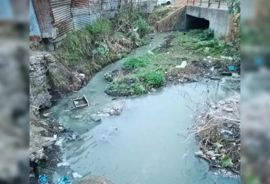 Zanjón con basura y casas arriba del curso del agua: preocupación en Altos de San Lorenzo