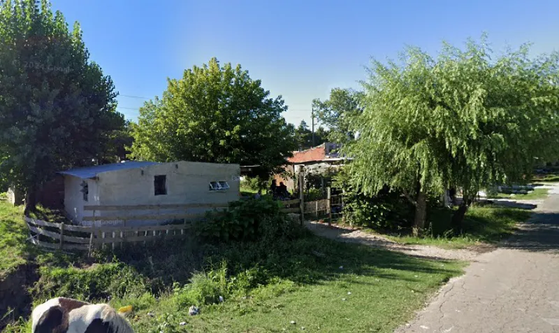 Vecinos de Villa Elvira preocupados por el avance de la toma sobre la 90
