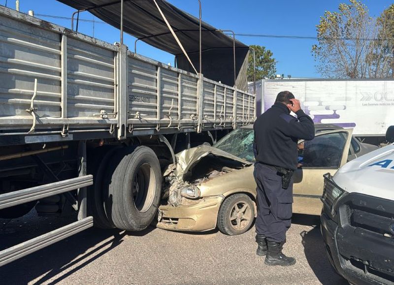 Abasto: choque entre un camión y un auto dejó a un hombre herido