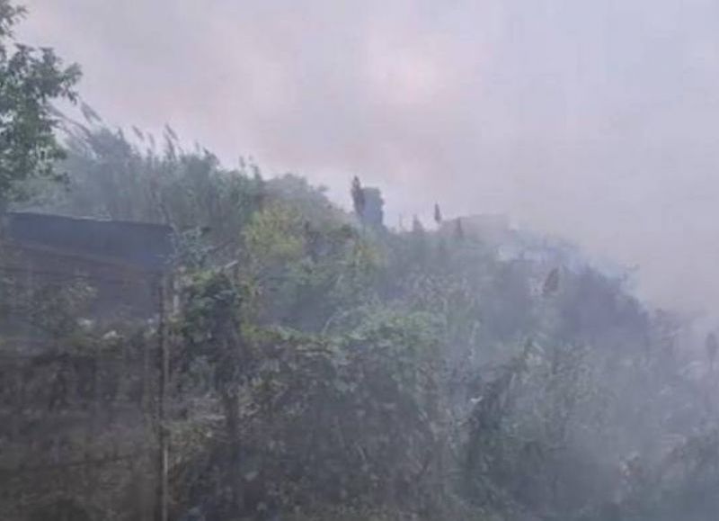 El riesgo del humo tóxico en el sudeste platense: los vecinos alertan sobre su inhalación