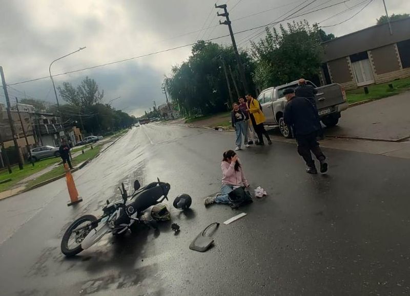 Barrio San Carlos: choque entre una camioneta y una moto dejó dos jóvenes heridos