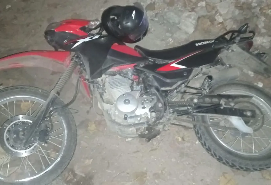 Choque entre una moto y un auto en 122 y 53: un policía resultó herido y fue hospitalizado