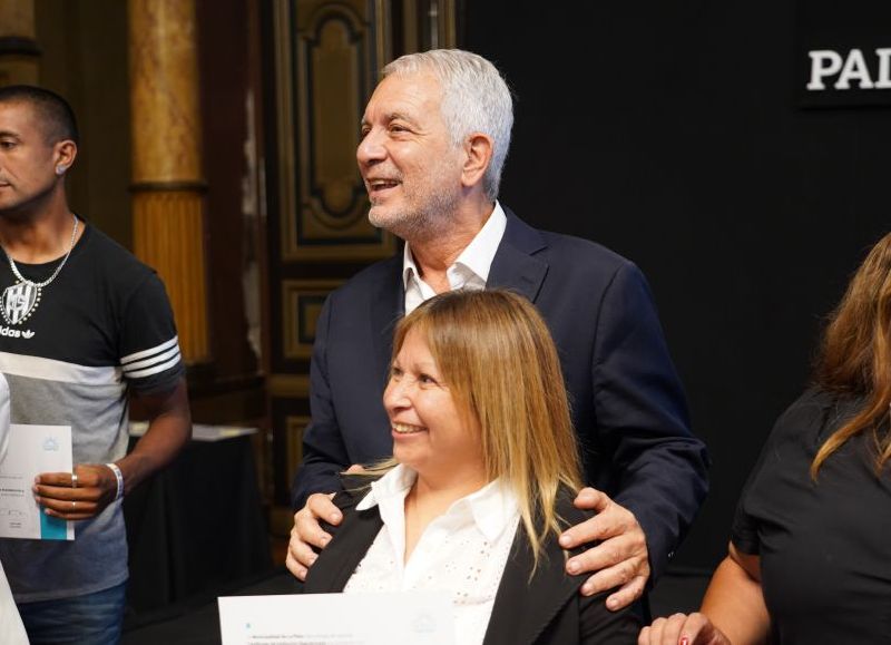 150 entidades civiles fueron regularizadas por el municipio: el intendente Alak hizo entrega de los certificados