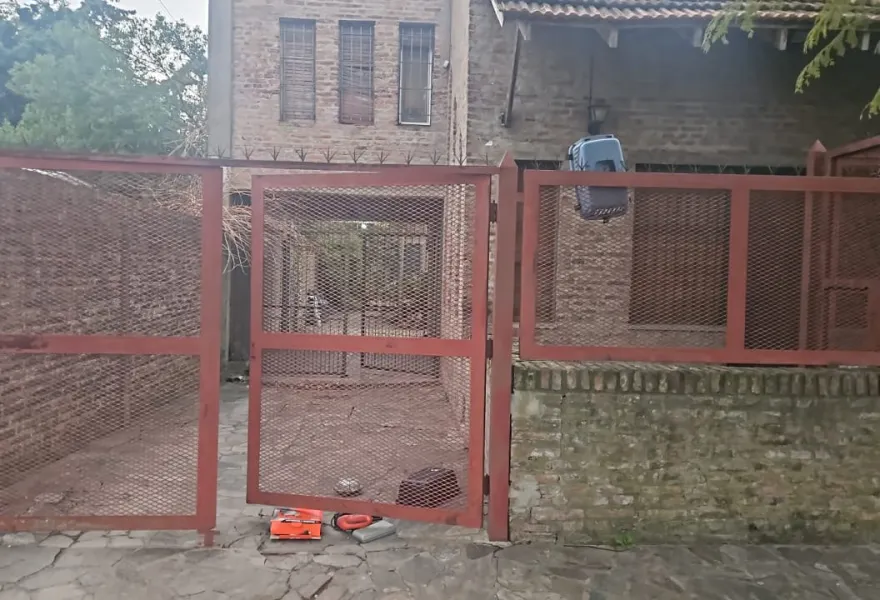 A pocos metros del domicilio lograron localizar y aprehender a uno de los presuntos autores, identificado como Uriel Gorosito, de 23 años, domiciliado en el barrio El Mercadito.