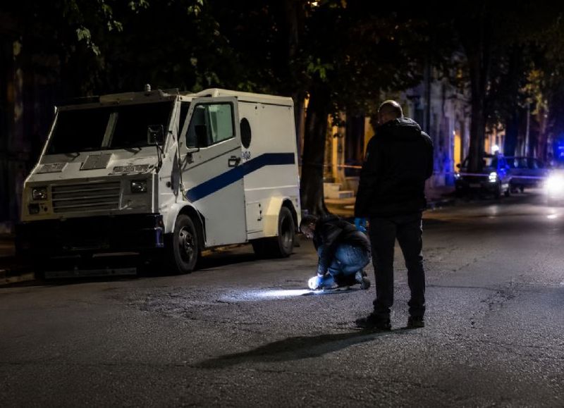 Balearon a un chofer de un transportes de caudales en un intento de robo en 22 y 72