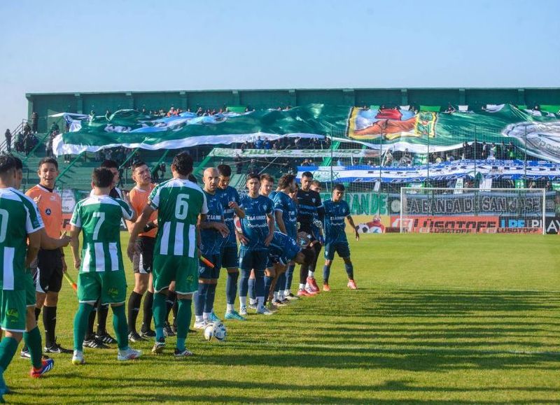 Villa San Carlos sufrió una dura derrota ante Camioneros y perdió terreno en el campeonato