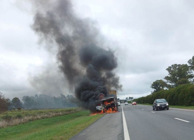 Lisandro Olmos: voraz incendio destruyo de un camión en Ruta 2 Lisandro Olmos