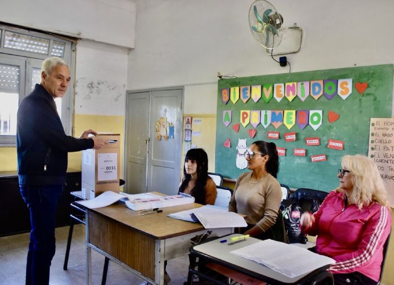 #Elecciones2025: Fabián Cagliardi emitió su voto en Berisso y convocó a participar de la jornada democrática