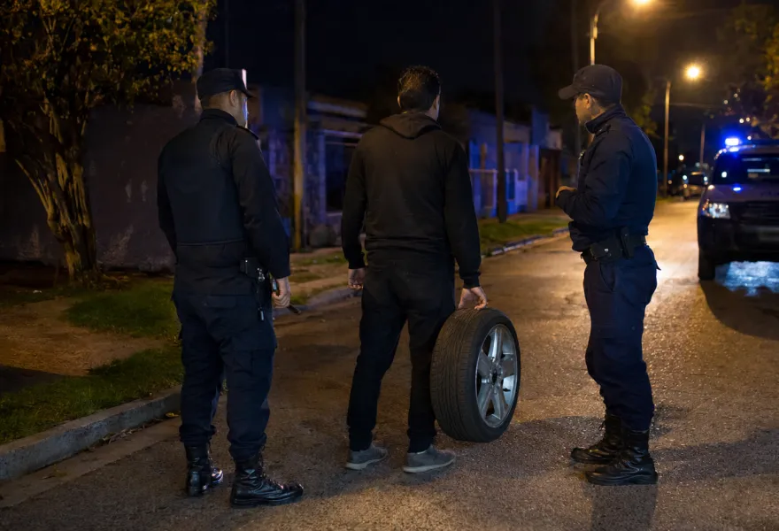 Caminaba por la calle cargando una rueda, no pudo explicar de dónde la sacó y terminó aprehendido