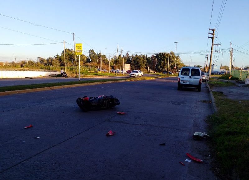 Tolosa: por un choque entre un auto y una moto hay un joven de 22 años internado