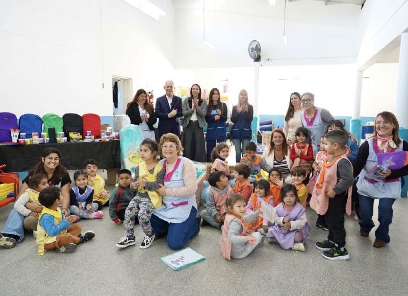 Alak encabezó una entrega de kits para fortalecer el aprendizaje integral desde la primera infancia