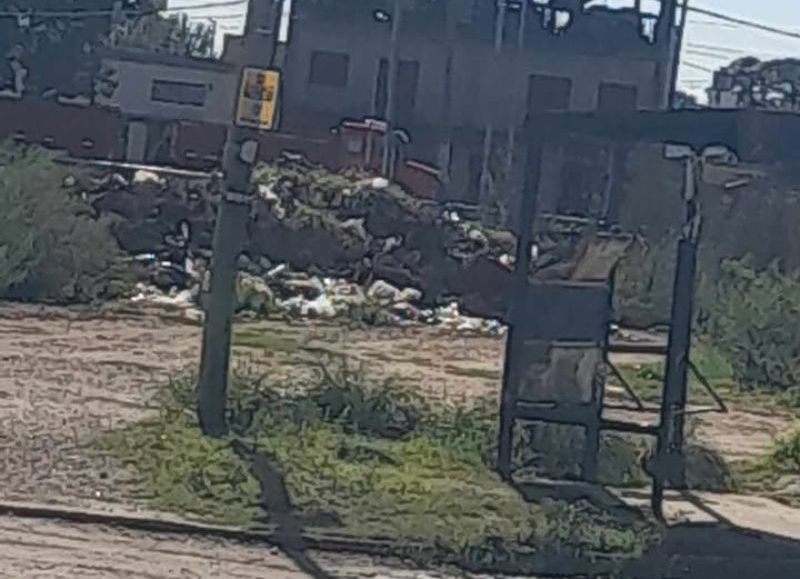 VIDEO | La desidia convirtió un terreno en un basural a cielo abierto en Ruta 11 y 96