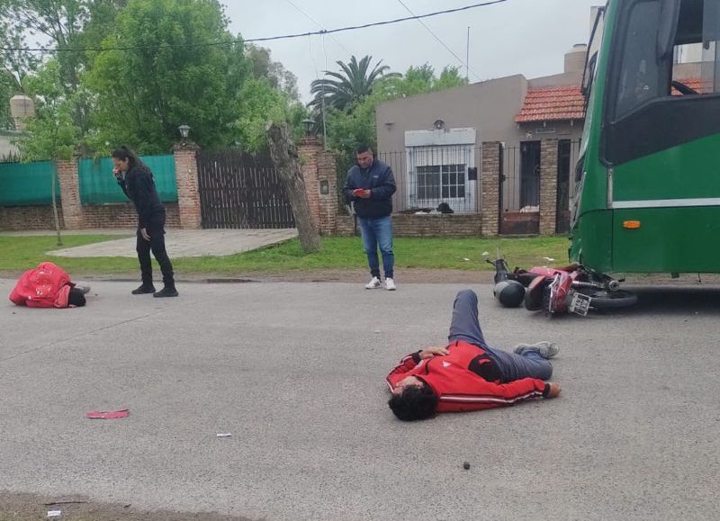 VIDEO | Accidente y sorpresa: choque de un micro contra una moto termina con secuestro de cocaína entre los heridos