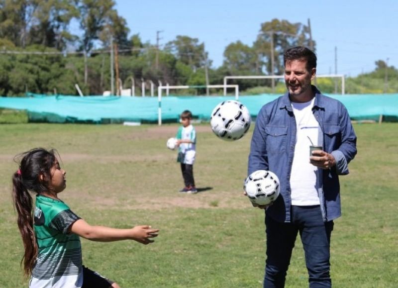 Villa Elvira: Atanasof trajo una importante donación de material deportivo a una institución de la zona