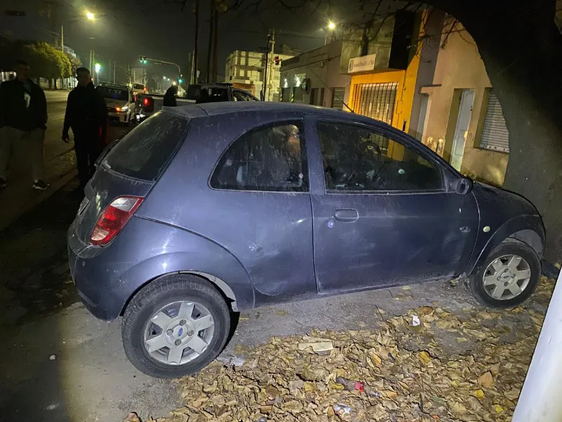 El vehículo presentaba la ventanilla rota y daños en el capot, según constataron los efectivos policiales.