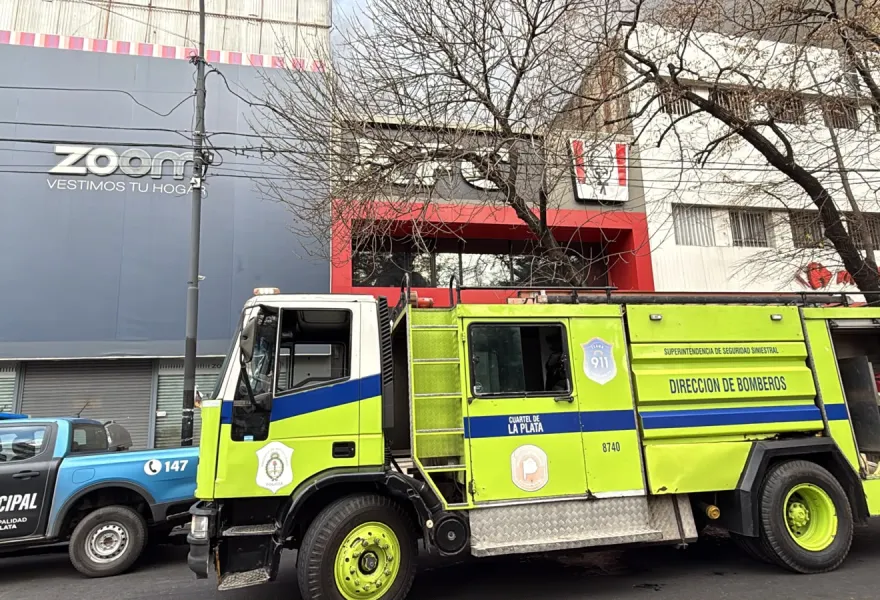 VIDEO | Momentos de tensión en pleno centro de la ciudad: se incendió un local de comidas rápidas