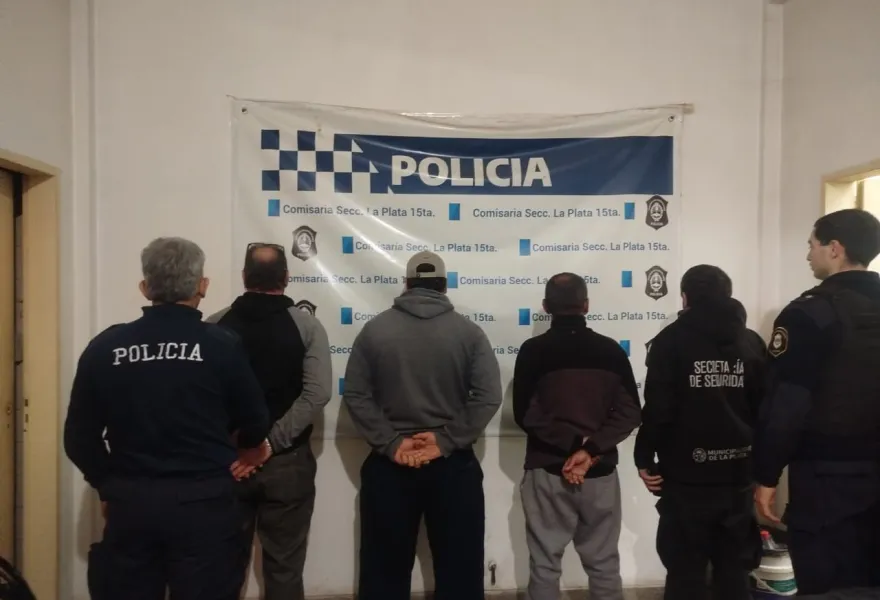 La fiscalía dispuso la libertad de los aprehendidos, aunque la investigación continúa para determinar el origen y destino de los elementos secuestrados.