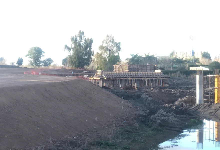 El fantasma del 2008 sacude a City Bell: las reformas de la nueva bajada de la autopista anulan obras hidráulicas