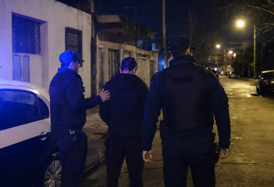 Entró a una vivienda, robó un casco y una campera, pero los vecinos lo reconocieron y terminó detenido