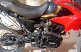 Batalla campal entre vecinos y ataque a policías tras el robo de una moto