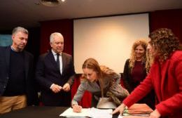 En un acto encabezado por Alak, empresas locales firmaron las escrituras del Parque Industrial II