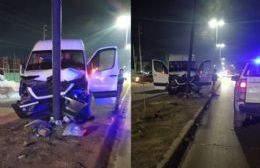 Lisandro Olmos: una mujer perdió el control de su camioneta, chocó contra una columna y la internaron