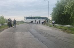  Un colectivo perdió el control y chocó contra el guardarraíl en Ensenada: derrame de gasoil y demoras en el tránsito