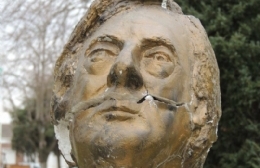 Busto de Néstor Kirchner dañado en Brandsen: ¿vandalismo o humedad?