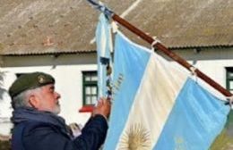 Mis Banderas y yo: el relato de cómo un ex combatiente se trajo la insignia entre ropas
