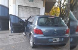 Choque en diagonal 79 y 115: un auto terminó sobre la vereda y embistió una vivienda