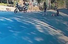 VIDEO | Una mujer de 85 años cruzó la calle y murió tras ser embestida por un motociclista