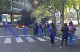 Trabajadores municipales de UPCNBA realizan el tercer día de paro y corte frente a la Municipalidad