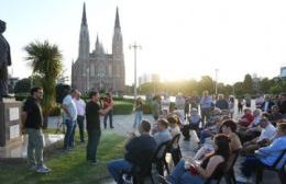 Con muy poquitas personas, la UCR recordó los 42 años de la vuelta a la democracia: hubo críticas hacia los dirigentes